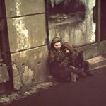 Crianças famintas e com frio no gueto de Varsóvia