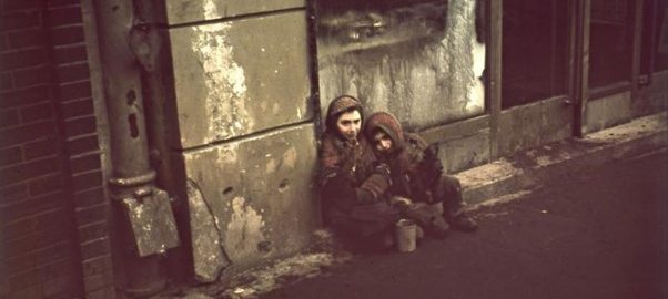 Crianças famintas e com frio no gueto de Varsóvia