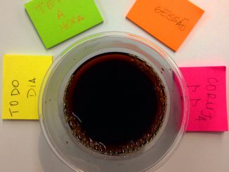 um copo de café, com post-its ao redor dele, escrito "todo dia tem a hora da sessão coruja"