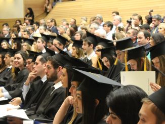 Universitários em sua formatura