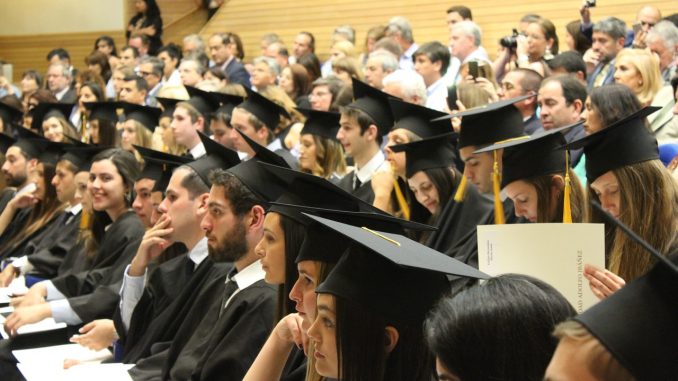 Universitários em sua formatura