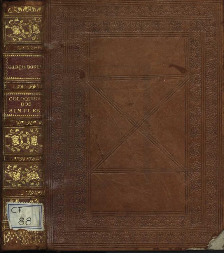 Capa do livro “Colóquio dos Simples e drogas da Índia”, é uma capa de couro antiga com texturas e decalque dourado na lombada.