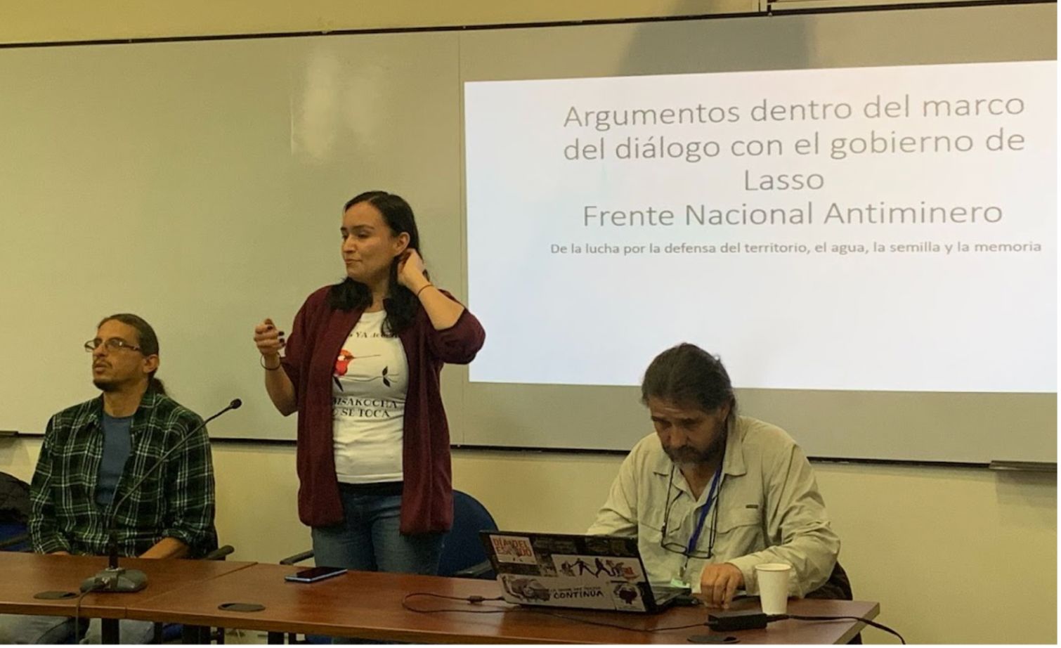 Paola Ortiz, José Cueva e Luis Corral, da Frente Nacional Antiminero (FNA), no IV Congresso Latino-americano de Ecologia Política.