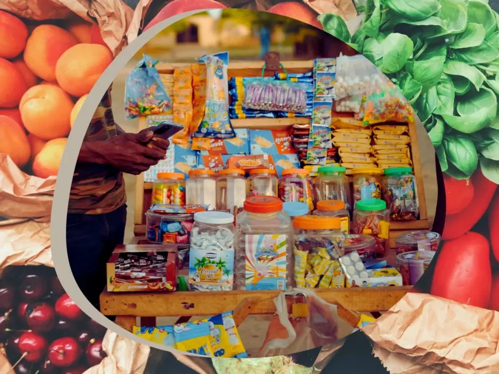 Montagem de sobreposição de fotos: no centro se vê produtos industrializados em prateleiras improvisadas; ao redor se vêem frutas e legumes frescos. Fotografias disponibilizadas via Pexels, no Canva; arte por Clorofreela