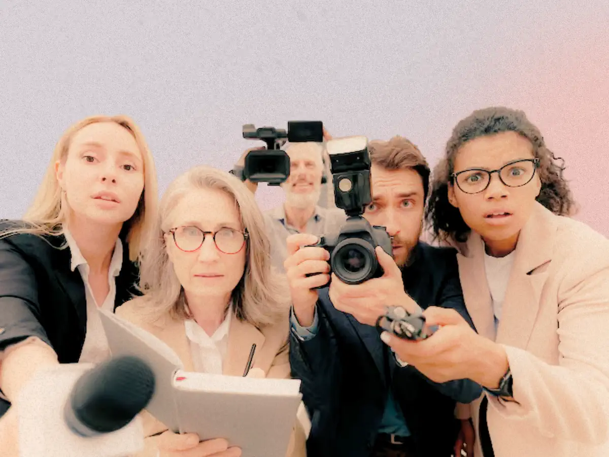 Fotografia de repórteres de diversas idades apontando câmeras e microfones para o interlocutor. Arte por Juliana Luiza e Clorofreela.