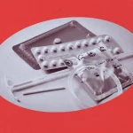 Fotografia de alguns métodos anticoncepcionais: uma cartela de pílulas, uma pílula do dia seguinte, um diafragma, DIU, preservativo de látex, um implante subcutâneo.