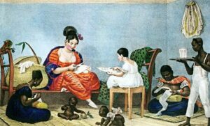 Pintura de uma senhora, branca, sentada em um sofá, com uma criança. Ao seu redor há três pessoas negras, e dois bebês. As pessoas estão trabalhando (costurando e servindo). Os bebês estão no chão, brincando, sem roupa.