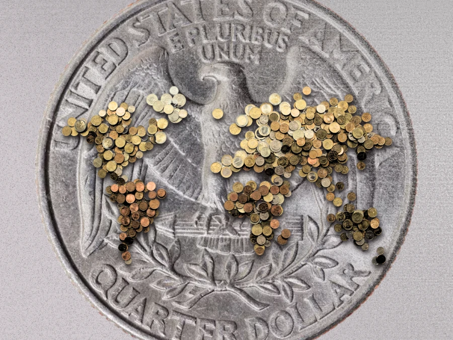 imagem de fundo é uma moeda de dolar e acima várias moedinhas menores de dolar formam o mapa mundi