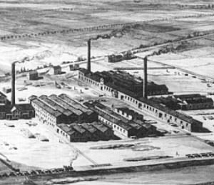 Fábrica da BASF em 1886 em Ludwigshafen, onde é a sede da empresa até os dias de hoje. Pelo menos olhando de longe, não é muito diferente das fábricas de hoje em dia, não? - Fonte: WIkimedia