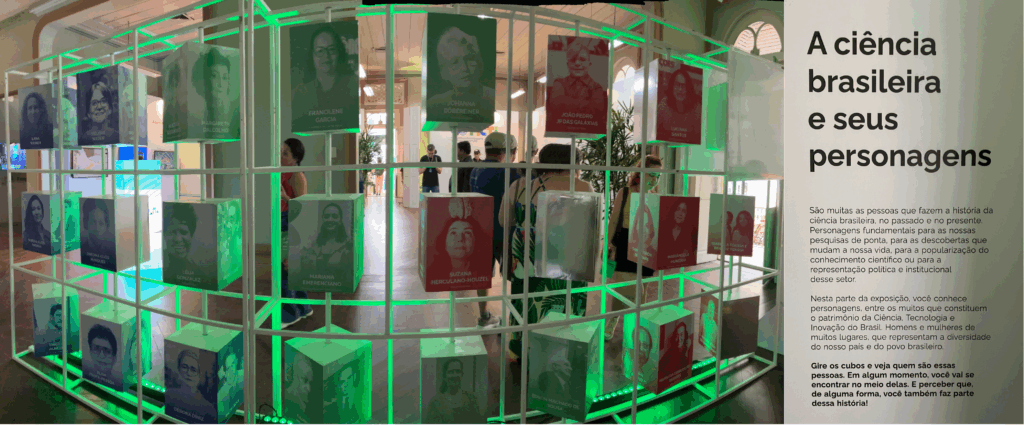 Imagem de uma estrutura metálica vazada, com três fileiras de blocos giratórios exibindo fotos de pessoas. Ao lado esquerdo, texto de apresentação da exposição.