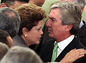 Se tivesse que chutar, não diria que Dilma está a elogiar a gravata de Fernandinho.