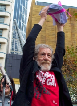 Foto tirada em frente à biblioteca anteriormente aludida