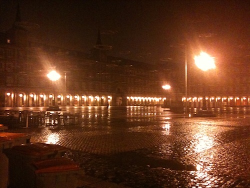 Plaza Major, 2a feira a noite, chovendo