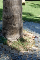 Garrafas de vidro reutilizadas na calçada da praia